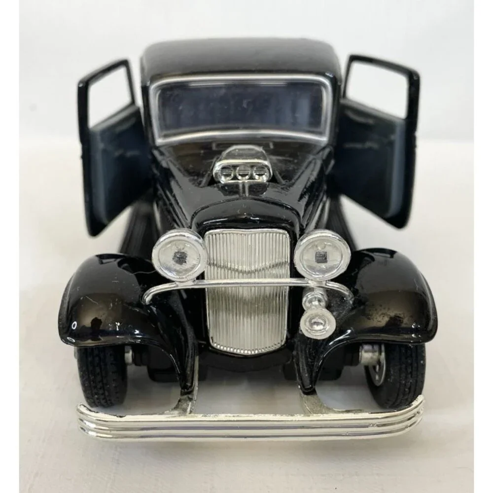 1932 Ford Coupe Black Silver Diecast 1:24 Model Car Motormax 73251